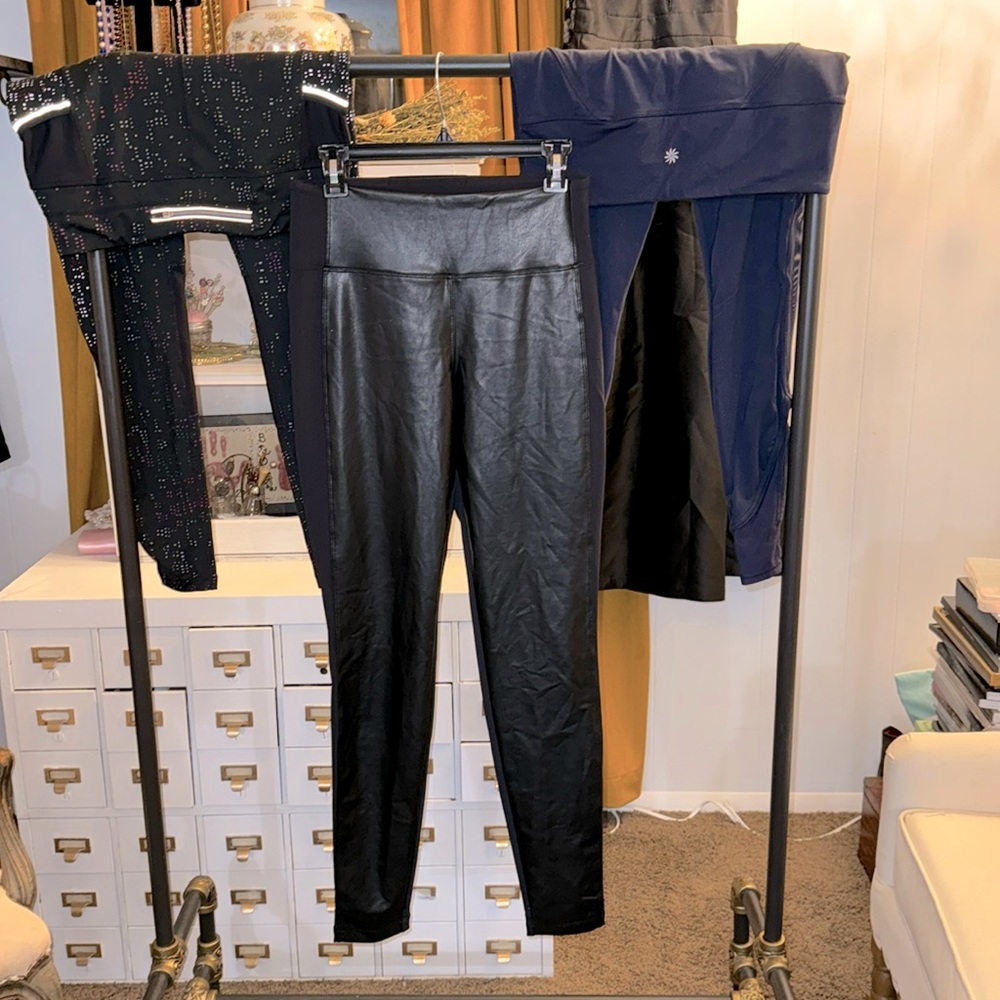 🦋🦋 3 pairs of Athleta leggings for $30?!!!!🦋🦋